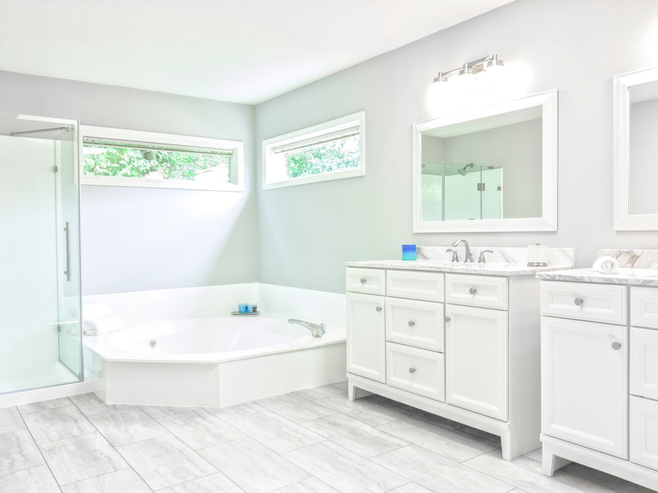 Baño familiar reformado con bañera y mueble doble